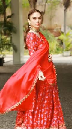 Navratri Day 2:  रेड कलर में सजधज करनी है मां की पूजा, तो इन बॉलीवुड हसीनाओं से लें इंस्पिरेशन