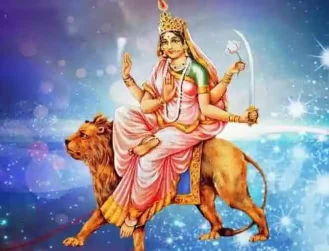 तीसरे दिन माँ चंद्रघंटा की पूजा में पीले और हरे रंग का संयोजन अत्यंत शुभ माना जाता है। यह रंग संयोजन साधक को साहस और आत्मविश्वास प्रदान करता है तथा जीवन में संतुलन बनाए रखने में सहायक होता है।