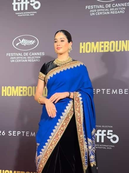 Jahnavi Kapoor was very close to her mother Sridevi. So she arrived at the screening of the film wearing her saree. So that he could feel the mother with him.
