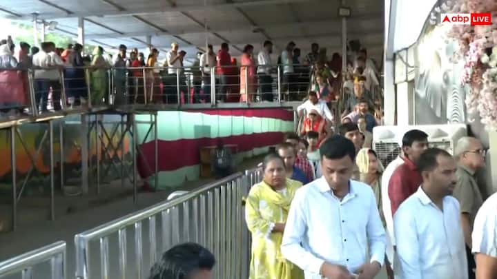 There was a queue of devotees in the Jhandewalan temple since morning. Devotees in the temple waited for their turn to see the mother patiently even after a long queue.