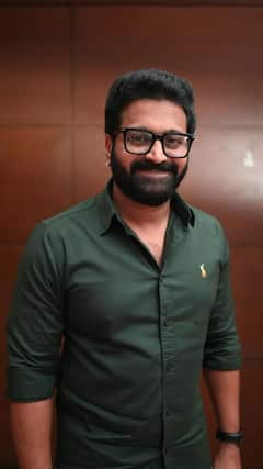 Kantara Chapter 1 फेम ऋषभ शेट्टी हैं चर्चा में, लग्जरियस गाड़ियों और प्रोडक्शन हाउस के मालिक हैं एक्टर, जानें नेटवर्थ