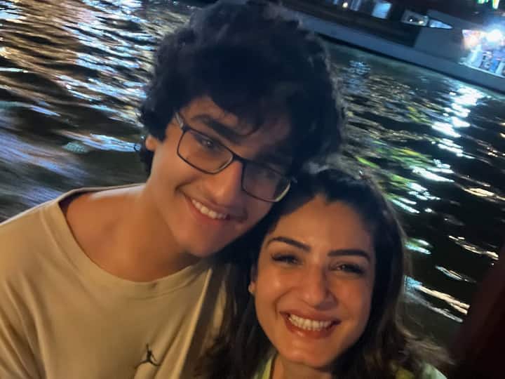 फिजिक के मामले में रणबीर काफी लंबे चौड़े हैं. उनकी तस्वीरें देख ये कहना गलत नहीं होगा कि उन्हें थोड़े लंबे बाल रखना पसंद है.