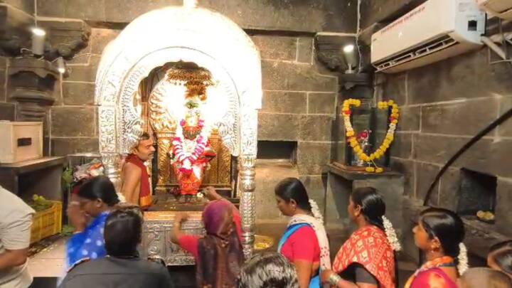 पंढरपूरच्या विठ्ठल मंदिरातही रुक्मिणी मातेची नवरात्र सुरू होत असून या निमित्ताने पुणे येथील भाविक राम जांभुळकर यांनी विठ्ठल रुक्मिणी मंदिरात फुलांची आकर्षक सजावट केली आहे.