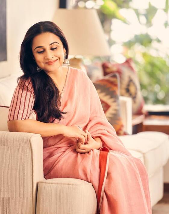 इस तस्वीर में विद्या बालन लाइट पिंक साड़ी पहनकर मुस्कुरा रही हैं. उनका सिंपल और एलीगेंट लुक बहुत खूबसूरत और रिलैक्स्ड लग रहा है.