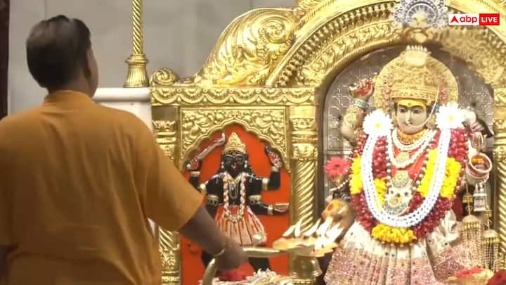 On the first day of Sharadiya Navratri 2025, a huge crowd of devotees was seen in various temples of Delhi. During this time, devotees reached the Jhandewalan temple to visit and worship Maa Durga.