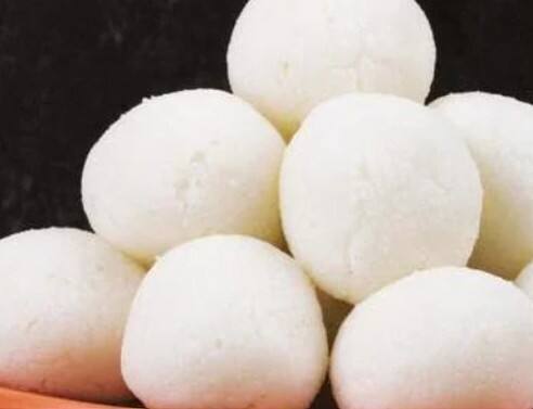 रसगुल्ला: भुवनेश्वर और पुरी के आसपास की मिठाई का राजा. नरम, रसदार और मीठा, यह देश-दुनिया में ओडिशा की पहचान बन चुका है. इसे त्योहारों पर जरूर ट्राय करें.