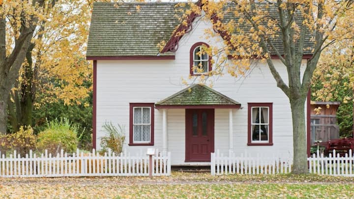 सीमेंट पर जीएसटी 28% से घटकर 18% हो गया है, जबकि स्टील पर यह दर 5 से 12% तक घट चुकी है. इसका मतलब है कि सीमेंट पर लगभग 1,600-2,000 रुपये की बचत संभव है. वहीं 1.5 टन स्टील पर 4,500 से 15,000 रुपये तक की बचत हो सकती है.