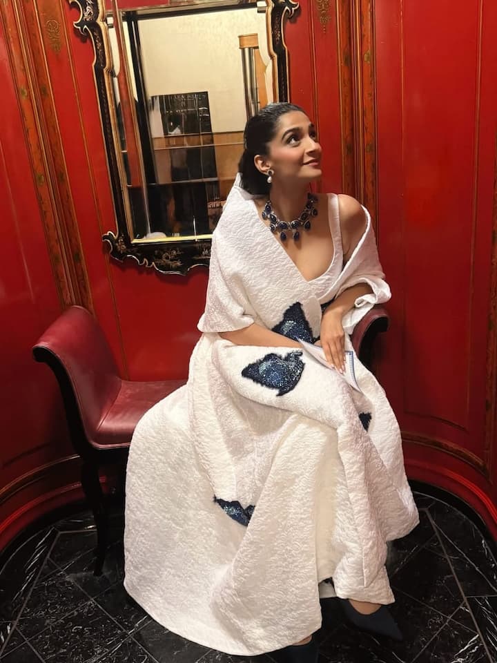 अपनी ड्रेस के व्हाइट और ब्लू कलर कॉम्बिनेशन के मुताबिक हसीना ने सेम कलर की ज्वेलरी कैरी की है. अपने मेकअप को सटल रखते हुए उन्होंने अपना ये पूरा लुक कंप्लीट किया. परफेक्ट आउटफिट और परफेक्ट मेकअप के साथ सोनम कपूर बला की हसीन लग रही हैं.