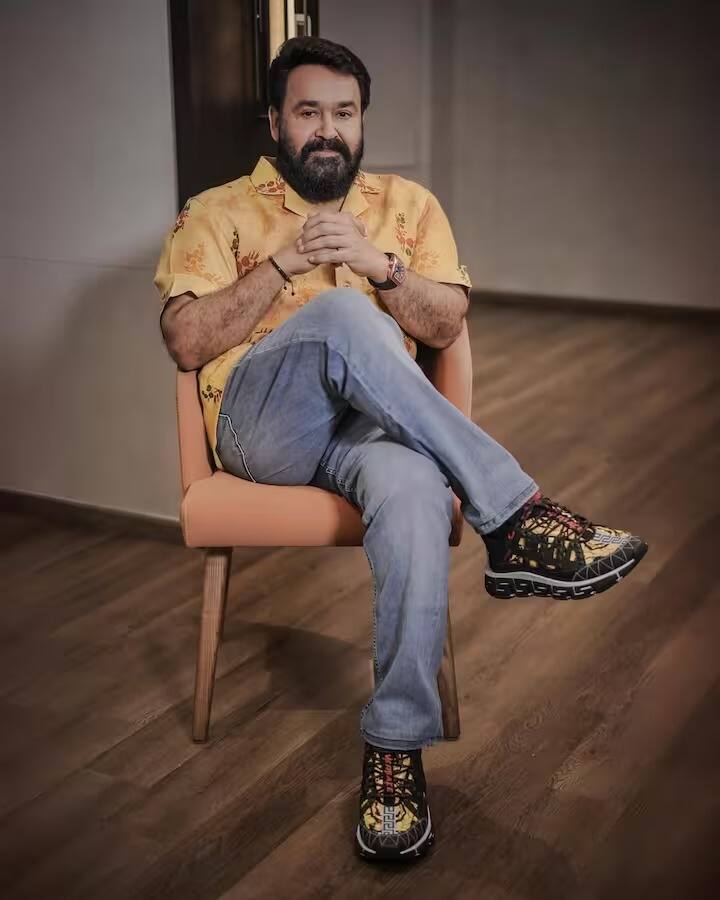 खरं तर, आपण 40 वर्ष साऊथ इंडस्ट्रीवर राज्य करणारा सुपरस्टार मोहनलाल यांच्याबद्दल बोलणार आहोत. अलिकडेच, त्यांच्याबद्दल एक मोठी बातमी आली. या अभिनेत्याला लवकरच दादासाहेब फाळके पुरस्कारानं सन्मानित केलं जाणार आहे. 23 सप्टेंबर रोजी 71 व्या राष्ट्रीय चित्रपट पुरस्कार सोहळ्यात मोहनलाल यांना दादासाहेब फाळके पुरस्कार प्रदान केला जाईल. म्हणून, आम्ही तुम्हाला त्यांच्या जीवनाची ओळख करून देत आहोत.