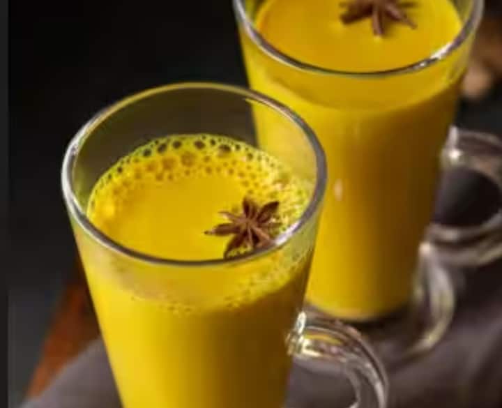 हर्बल चाय या हल्दी वाला दूध: थकान कम करता है और रोग प्रतिरोधक क्षमता बढ़ाता है। रात में इसे पीने से अच्छी नींद भी आती है। आप हल्दी और हर्बल चाय को शहद के साथ मिलाकर पी सकते हैं।