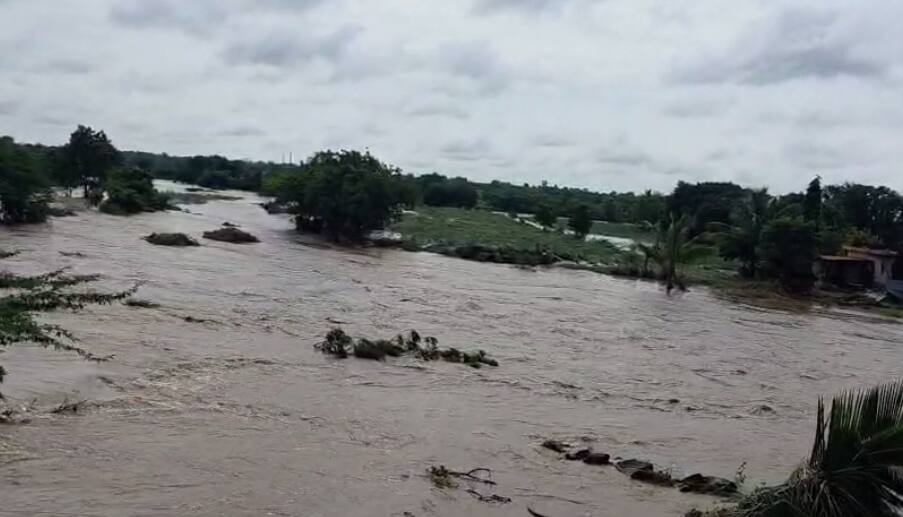 बाळाला दूध पाजायला वाटीही शिल्लक राहिली नाही, बीडमध्ये पावसाचा हाहा:कार, भूम, परांड्यात लष्कराला बोलावलं