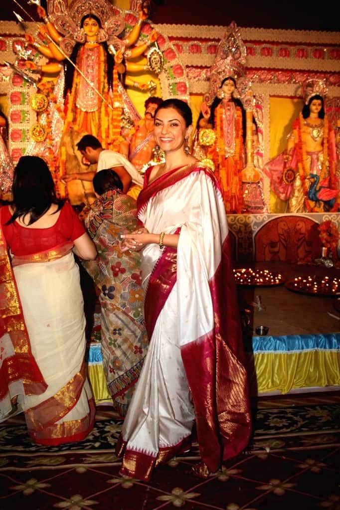 Sushmita Sen joins Durga Puja every year with great enthusiasm and see Maa Durga. She often goes to the pandals and offers prayers and celebrates the festival with her family.