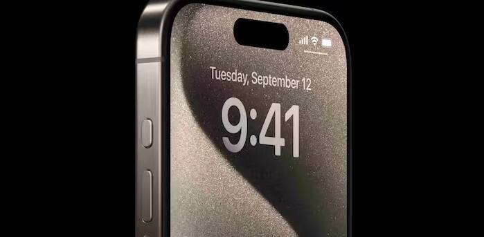 સ્પેસિફિકેશન્સની વાત કરીએ તો iPhone 15 2023 માં લોન્ચ કરવામાં આવ્યો હતો. તેમાં ડાયનેમિક આઇલેન્ડ ફીચર્સ સાથે 6.1-ઇંચ સુપર રેટિના XDR ડિસ્પ્લે છે. કેમેરા સેટઅપમાં 48MP મેઈન કેમેરા અને 12MP અલ્ટ્રા-વાઇડ લેન્સ સામેલ છે, જ્યારે સેલ્ફી અને વિડિઓ કૉલ્સ માટે 12MP ફ્રન્ટ કેમેરા આપવામાં આવ્યો છે.