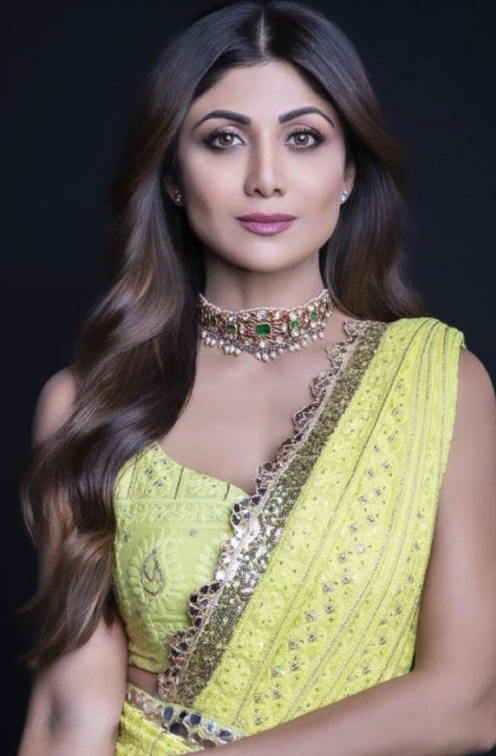 त्यांचे दुपारचे जेवण आणि रात्रीचे जेवण देखील साधे असते, ज्यामध्ये प्रथिने, फायबर आणि पोषण भरपूर असते. ती दुपारच्या जेवणात डाळ-भात, रोटी आणि चिकन किंवा काही भाजी खाते.