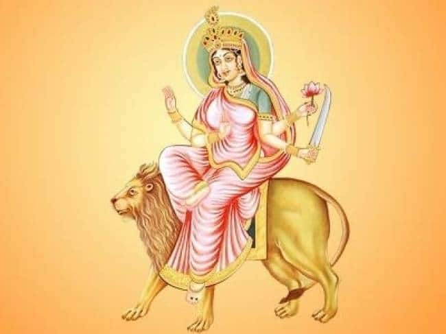 छठे दिन देवी कात्यायनी की पूजा करने का विधान है। इस दिन देवी को लाल पुष्प अर्पित करें और लाल वस्त्र धारण करें।