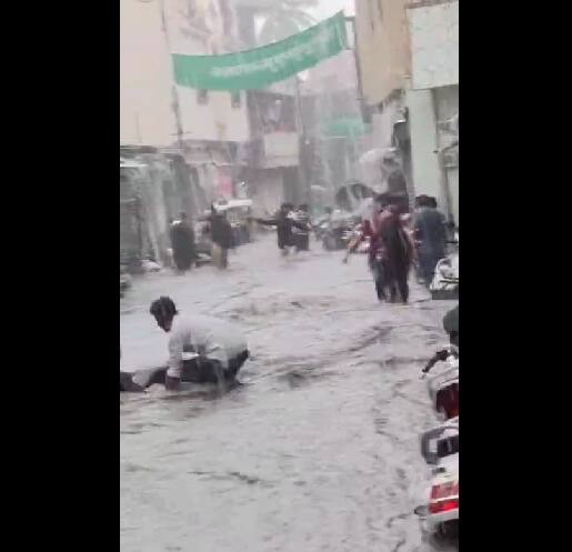 पाण्याच्या जोरदार प्रवाहामुळे अनेक वाहने वाहून गेली.