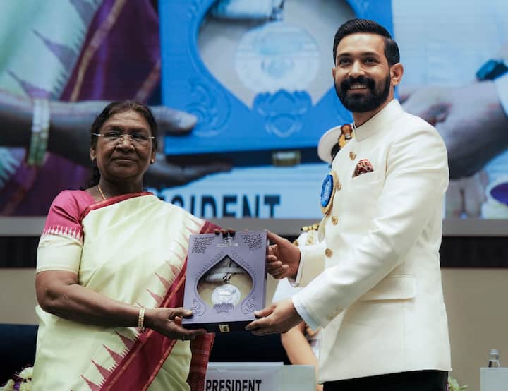 Mohanlal, Shah Rukh Khan, Rani Mukerji, Vikrant Massey Conferred National Awards. See Pics Shah Rukh shared the best actor title with Vikrant Massey, who was honoured for his performance in 12th Fail.