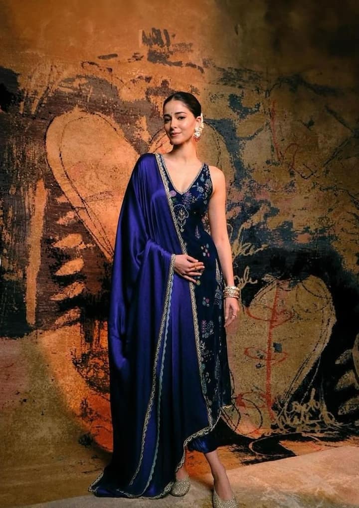 You can also wear this anarkali blue suit of Ananya Pandey for Navratri Puja. Like an actress, you can also become your look and complete with glossy makeup.