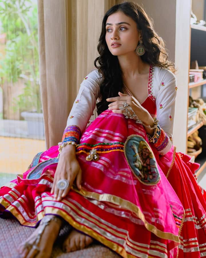 For Garba and Dandiya Knight, this outfit of Janaki Bodwala is absolutely perfect. He completed his white and pink color combination outfits with oxidized jewelery. Janaki looks very beautiful in this simple look.