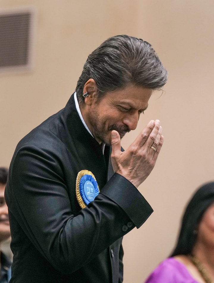 When Shah Rukh Khan was named for the National Award, the actor reached the stage and first performed everyone.