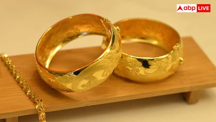 24 कैरेट सोना काफी ज्यादा नरम होता है. इसके आभूषण बनाने के लिए इसमें तांबा, चांदी और जस्ता जैसी वस्तुओं को मिलाया जाता है. इसके बाद इसकी शुद्धता कम हो जाती है जिसे बाद में कैरेट में दर्शाया जाता है.