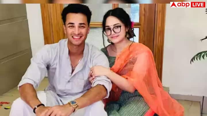 सफेद अलमारी में रखे शोपीस और गोल्डन हाइलाइट्स घर की डेकोरेशन को और ग्लैमरस बनाते हैं. ब्लैक और व्हाइट लैंप्स से हर एरिया को स्टाइलिश टच मिला है.