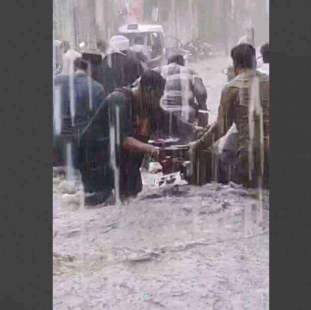 ती वाहने वाचवण्यासाठी वाहनधारकांची धावपळ झालेली सर्वत्र दिसून येत होती...