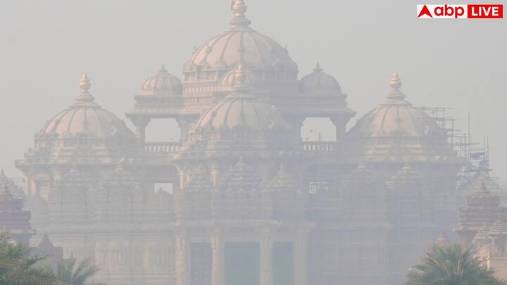 दिल्ली का स्वामीनारायण अक्षरधाम मंदिर 2005 में यमुना के किनारे बना, जबकि गांधीनगर (गुजरात) का अक्षरधाम मंदिर BAPS का मुख्यालय है. ये दोनों मंदिर भगवान स्वामीनारायण और महान ऋषियों को समर्पित हैं और विश्वभर में भक्तों को आकर्षित करते हैं.