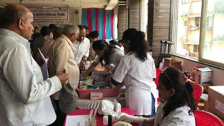 इस योजना में परिवार के सभी सदस्य कवर होते हैं. मतलब परिवार के किसी भी सदस्य के इलाज पर 5 लाख रुपये तक की मदद मिल सकती है. उम्र की इसमें लिमिट नहीं है. हालांकि अगर आपका नाम पात्र परिवार की लिस्ट में नहीं है तो आपको कार्ड नहीं मिलेगा.