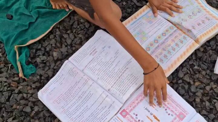 धाराशिव जिल्ह्यात मुसळधार पाऊस झाला आहे. येथील सिरसाव गावामध्ये घरांमध्ये पुराचे पाणी शिरले आहे. त्यामुळे घरातील सर्व वस्तू वाहून गेल्या. लहान मुलांची शाळेची पुस्तकं, वह्या घरात पाणी शिरल्याने भिजल्या.