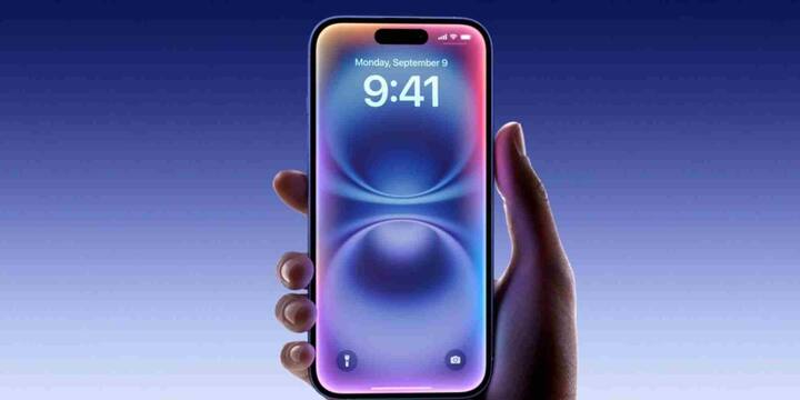 अगर फीचर्स की बात करें तो iPhone 16 में 6.1 इंच का Super Retina XDR OLED डिस्प्ले दिया गया है, जिसमें Dynamic Island फीचर भी शामिल है. फोन को पावर देने के लिए इसमें Apple का नया A18 Bionic चिपसेट मौजूद है जो कंपनी की लेटेस्ट AI टेक्नोलॉजी Apple Intelligence को सपोर्ट करता है.