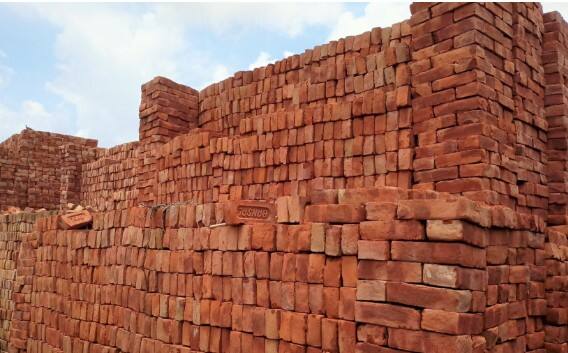 ਆਲ ਇੰਡੀਆ ਬ੍ਰਿਕ ਫੈਡਰੇਸ਼ਨ ਕੰਪੋਜ਼ੀਸ਼ਨ ਸਕੀਮ ਦੇ ਅੰਤ ਤੋਂ ਬਾਅਦ ਟੈਕਸ ਦਰਾਂ ਵਿੱਚ ਕਟੌਤੀ ਦੀ ਮੰਗ ਲਗਾਤਾਰ ਕਰ ਰਹੀ ਹੈ। ਇਹ ਮੁੱਦਾ ਜੀਐਸਟੀ ਕੌਂਸਲ ਦੀ 56ਵੀਂ ਮੀਟਿੰਗ ਵਿੱਚ ਵੀ ਉਠਾਇਆ ਗਿਆ ਸੀ, ਪਰ ਕੋਈ ਰਾਹਤ ਨਹੀਂ ਦਿੱਤੀ ਗਈ। ਇਸ ਦੇ ਮੁਕਾਬਲੇ, ਸੀਮਿੰਟ 'ਤੇ ਟੈਕਸ ਦਰ 28 ਪ੍ਰਤੀਸ਼ਤ ਤੋਂ ਘਟਾ ਕੇ 18 ਪ੍ਰਤੀਸ਼ਤ ਕਰ ਦਿੱਤਾ ਗਿਆ। ਫੈਡਰੇਸ਼ਨ ਦੇ ਅਨੁਸਾਰ, ਲਗਭਗ 3 ਅਰਬ ਲੋਕ ਇੱਟਾਂ ਦੇ ਭੱਠੇ ਉਦਯੋਗ ਵਿੱਚ ਸ਼ਾਮਲ ਹਨ, ਜਿਸ ਵਿੱਚ ਵਪਾਰੀ ਅਤੇ ਲੱਖਾਂ ਮਜ਼ਦੂਰ ਸ਼ਾਮਲ ਹਨ, ਪਰ ਸਰਕਾਰ ਇਸ ਉਦਯੋਗ ਨੂੰ ਤਬਾਹ ਕਰਨ 'ਤੇ ਤੁਲੀ ਹੋਈ ਹੈ।