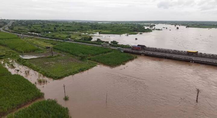 Solapur Rain News: सोलापूर जिल्ह्यात मध्यरात्री धुव्वाधार पाऊस बरसला असून या मुसळधार पावसामुळे सीना नदीला महापूर आला आहे.