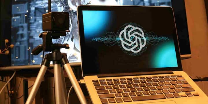 वर्जीनिया की रहने वाली कैरी एडवर्ड्स ने 8 सितंबर को वर्जीनिया लॉटरी पावरबॉल ड्रॉ में जैकपॉट जीता. उनका कहना है कि उन्होंने जो नंबर चुने, वे ChatGPT की मदद से मिले थे. दिलचस्प बात यह है कि AI द्वारा बताए गए पहले पांच में से चार नंबर और पावरबॉल का नंबर सही बैठा.