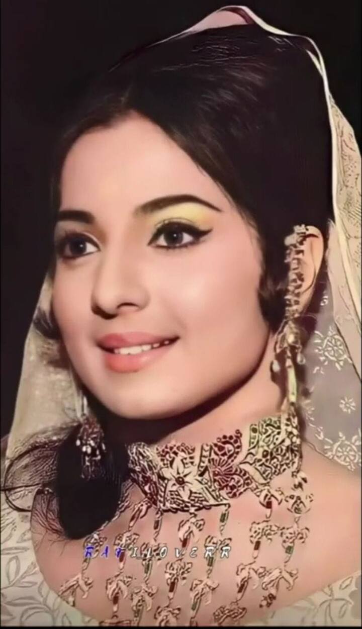 After this, the actor pleaded with Tanuja to make him brother and later the relationship of both also became like Sibling. Apart from this, she has won many prestiozius awards like Best Actress, Filmfare Lifetime Achievement in her career.