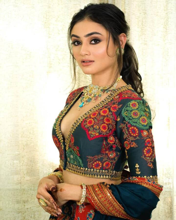 The festive season has started and in such a situation, women are confused about their outfits. You can also carry such a designer lehenga like Janaki. With your outfit, smokey eye makeup and Messi Ponytail will show your look even more royal.