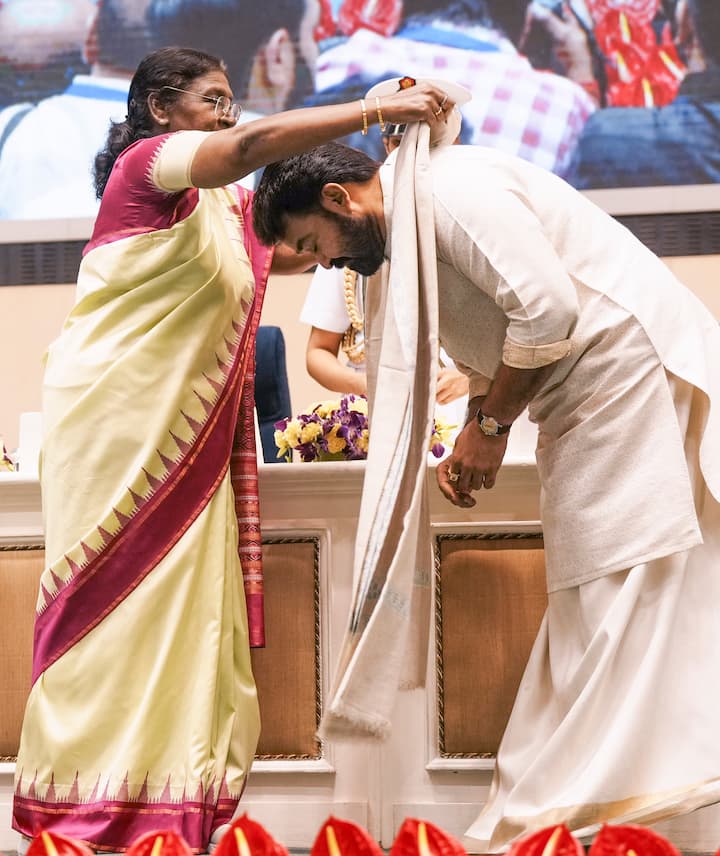 Mohanlal, Shah Rukh Khan, Rani Mukerji, Vikrant Massey Conferred National Awards. See Pics The evening’s most emotional moment belonged to Malayalam superstar Mohanlal, who received the prestigious Dadasaheb Phalke Award for a career spanning over five decades and more than 360 films.