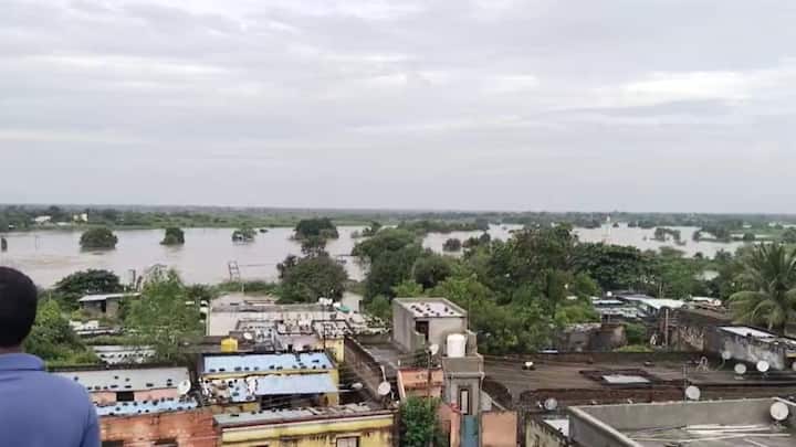 माढा तालुक्यातील उंदरगाव येथे संपूर्ण गावाला पूर परिस्थिती निर्माण झाली आहे