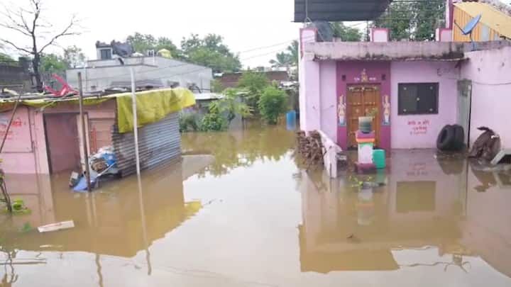 माढा तालुक्यातील वाकाव आणि उंदरगाव येथे पाण्यात अडकलेल्या  लोकांना बाहेर काढण्यासाठी एअरलिफ्ट सुविधा उपलब्ध करून देण्याची आमदार अभिजीत पाटील यांची जिल्हाधिकारी सोलापूर यांच्याकडे मागणी