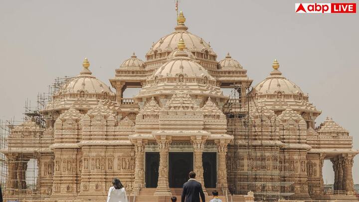Akshardham Temple: दिल्ली में बना अक्षरधाम मंदिर दुनिया के सबसे खूबसूरत स्थानों में से एक है. चलिए आपको बताते हैं कि दिल्ली और गुजरात के अलावा दुनिया में कहां-कहां अक्षरधाम मंदिर बना हुआ है