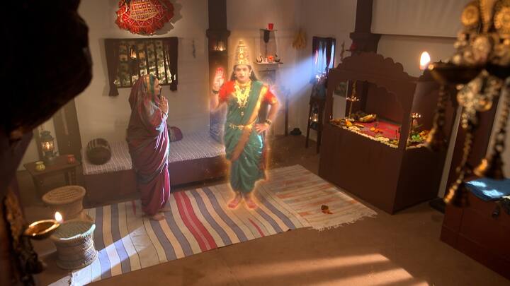 या नवरात्र पर्वात राधाच्या घरातील शतकानुशतक जुना अंबाबाईचा मुखवटा, घरावरचं संकट आणि स्वामींचं आदिमाया रूप यांचा अनोखा संगम साकारला जाणार आहे. या माध्यमातून भक्तीची, श्रद्धेची आणि देवत्वाच्या विजयाची नवी कथा उलगडेल.