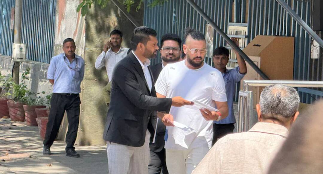 Cricketer Yuvraj Singh reaches ED office ਕ੍ਰਿਕਟਰ ਯੁਵਰਾਜ ਸਿੰਘ ਪਹੁੰਚੇ ED ਦੇ ਦਫ਼ਤਰ, ਆਨਲਾਈਨ ਸੱਟੇਬਾਜ਼ੀ ਐਪ ਮਾਮਲੇ ਵਿੱਚ ਹੋਵੇਗੀ ਪੁੱਛਗਿੱਛ