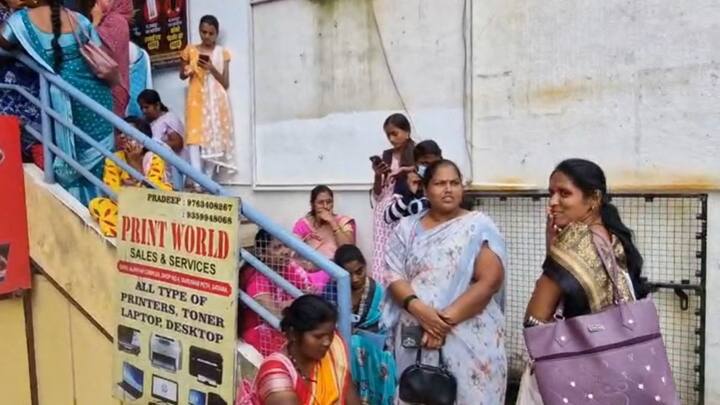 सातारा शहरातील गुरुवार पेठ परिसरात असणाऱ्या एका ज्वेलरी दुकानदाराने ग्राहकांना आकर्षित करण्यासाठी आपल्या दुकानाची केलेली सोशल मीडियावरील अनोखी जाहिरात त्याच्या चांगलीच अंगलट आली आहे.