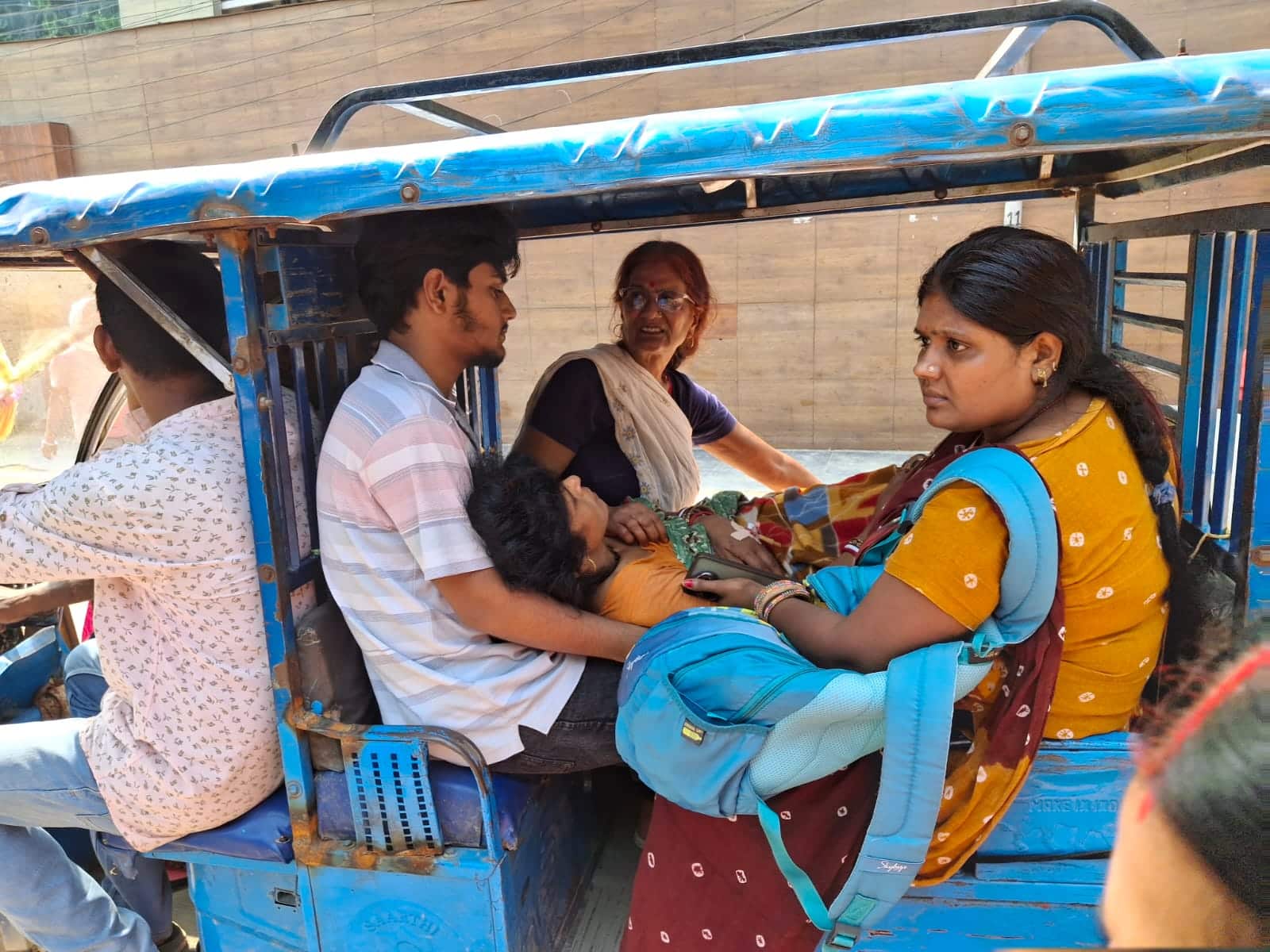 मंत्री जी चुनाव छोड़िए… इधर देखिए! गार्ड कह रहे- PMCH का अपना कानून, बिना इलाज लौट रहे मरीज