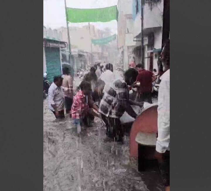 जुन्या गावभागातील अरुंद गल्लीबोलांना अक्षरशः ओढीाचे रूप आलं होतं