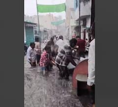 Latur Rain: साडेतीन तासात लातूरच्या गल्लीबोळांना ओढ्याचं स्वरूप, दुचाक्या वाहून चालल्या, गुडघाभर पाण्यात नागरिकांची कसरत, PHOTOS