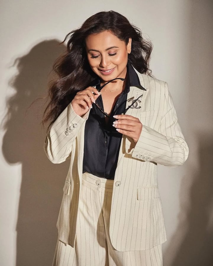 In this picture, Rani is seen in pants and blazer. His look looks quite stylish. The queen of soft curly hair and nude makeup looks very beautiful.
