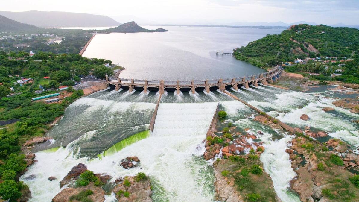 Mettur Dam: மேட்டூர் அணைக்கு நீர்வரத்து அதிகரிப்பு! சுற்றுலா பயணிகளின் கொண்டாட்டம்!