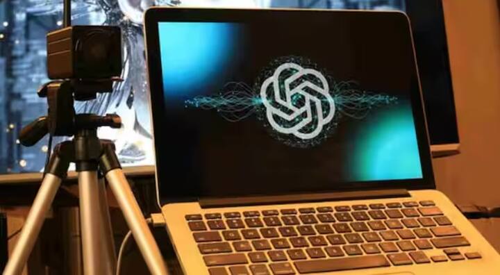 અમેરિકામાં એક મહિલાએ તાજેતરમાં આર્ટિફિશિયલ ઇન્ટેલિજન્સની મદદથી લોટરી જીતી છે, જેનાથી એ પ્રશ્ન ઉભો થયો છે કે શું AI ખરેખર કોઈને ધનવાન બનાવી શકે છે કે પછી તે ફક્ત નસીબ છે. ઘણા લોકો લોટરી નંબરો પસંદ કરવા માટે વિવિધ ગણતરીઓ અને પદ્ધતિઓનો ઉપયોગ કરે છે, પરંતુ પરિણામો ઘણીવાર અપેક્ષા મુજબ આવતા નથી. પરિણામે કેટલાક લોકોએ AI ને નંબરો પૂછીને ટિકિટ ખરીદવાનું શરૂ કર્યું છે. પરંતુ શું આ પદ્ધતિ ખરેખર દરેક માટે કામ કરશે ? બે ઘટનાઓ અનેક પ્રશ્નો ઉભા કરે છે.