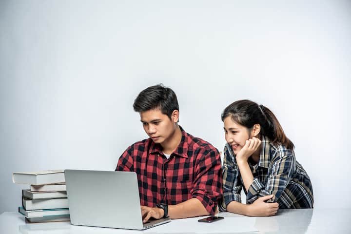 हाल ही में अमेरिकी प्रशासन ने H-1B वीजा की फीस और नियमों में बदलाव किया है. अब इस वीजा के लिए आवेदन करने पर कंपनियों को पहले की तुलना में अधिक राशि चुकानी होगी. इसके अलावा H-1B वीजा को प्राप्त करने की प्रक्रिया और अधिक कड़ी और लंबी हो गई है.
